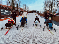 Adaptív sízés már 13 síiskolában